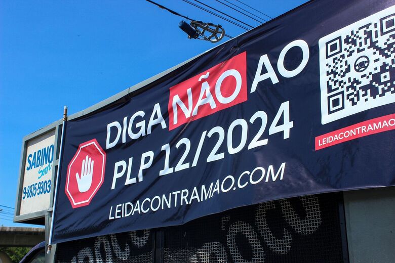 Motoristas de aplicativo protestam contra PLP 12/2024. - Foto: Clarice Melo/Folha de Pernambuco