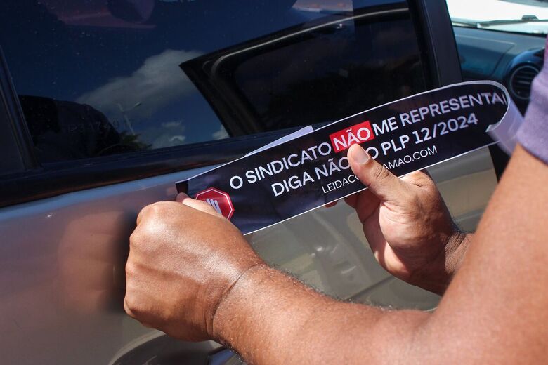 Motoristas de aplicativo protestam contra PLP 12/2024. - Foto: Clarice Melo/Folha de Pernambuco