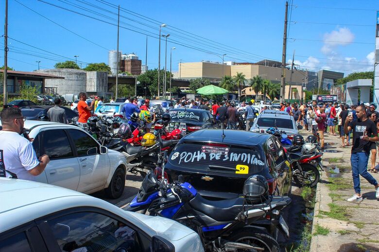 Motoristas de aplicativo protestam contra PLP 12/2024. - Foto: Clarice Melo/Folha de Pernambuco