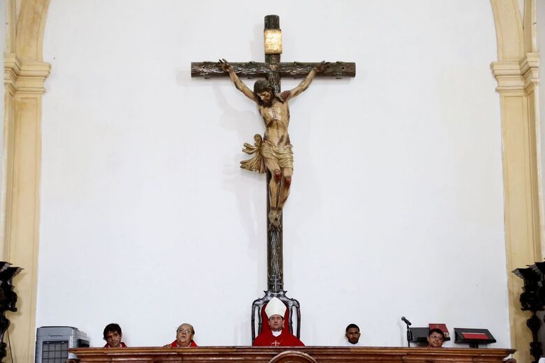 Rito de adoração à Cruz, realizado na catedral da Sé em Olinda | Foto: Alexandre Aroeira/ Folha de Pernambuco