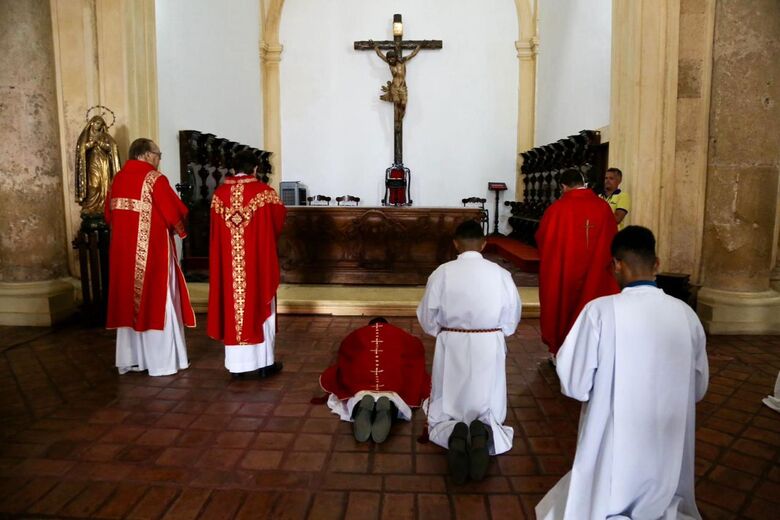 Rito de adoração à Cruz, realizado na catedral da Sé em Olinda | Foto: Alexandre Aroeira/ Folha de Pernambuco
