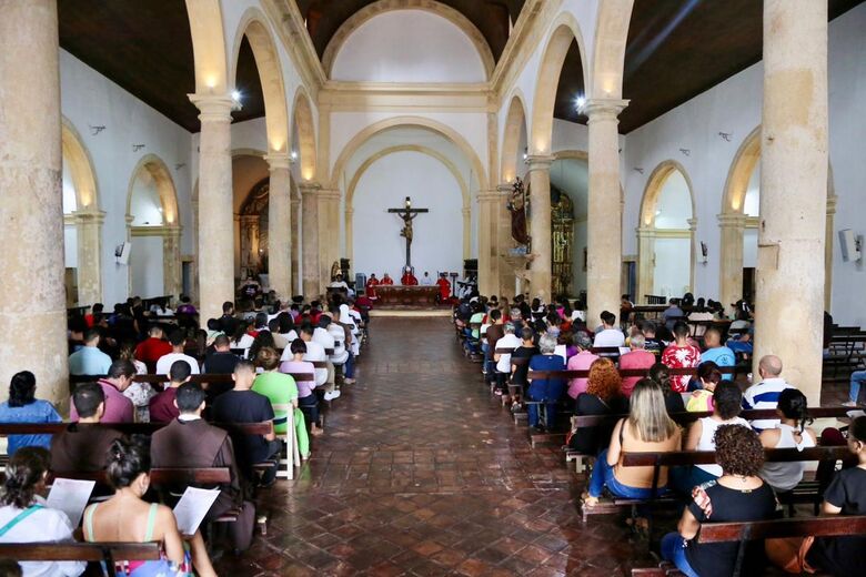 Rito de adoração à Cruz, realizado na catedral da Sé em Olinda | Foto: Alexandre Aroeira/ Folha de Pernambuco