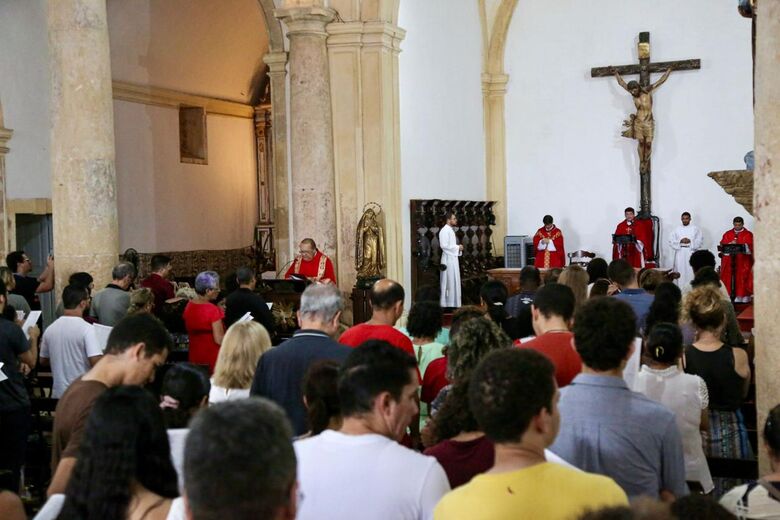 Rito de adoração à Cruz, realizado na catedral da Sé em Olinda | Foto: Alexandre Aroeira/ Folha de Pernambuco