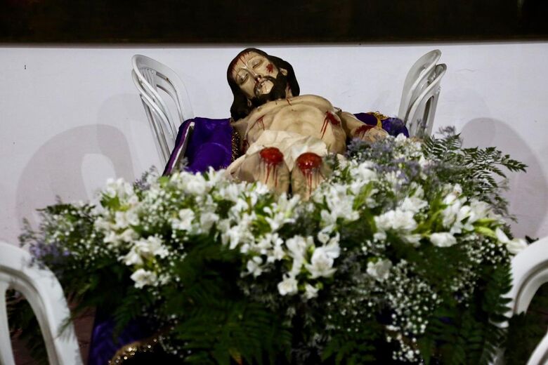 Rito de adoração à Cruz, realizado na catedral da Sé em Olinda | Foto: Alexandre Aroeira/ Folha de Pernambuco