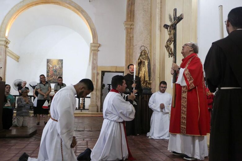 Rito de adoração à Cruz, realizado na catedral da Sé em Olinda | Foto: Alexandre Aroeira/ Folha de Pernambuco