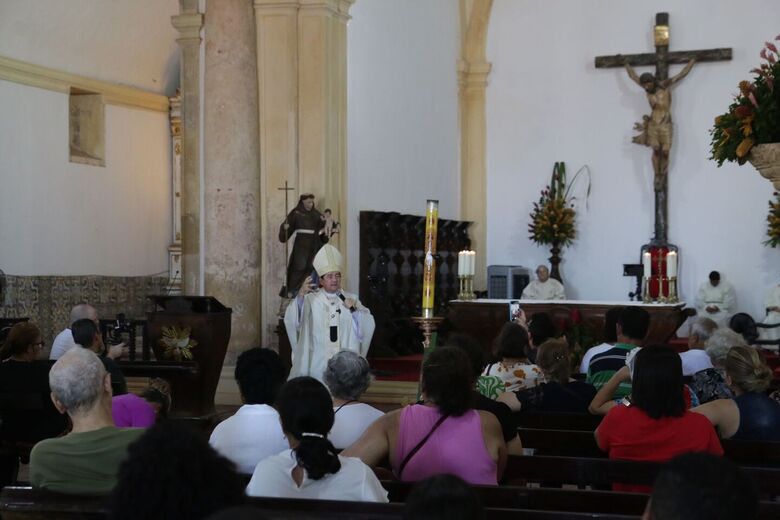 Dom Paulo Jackson celebra 1ª Missa de Páscoa como arcebispo de Olinda e Recife (Foto: Arthur Mota/Folha de Pernambuco)