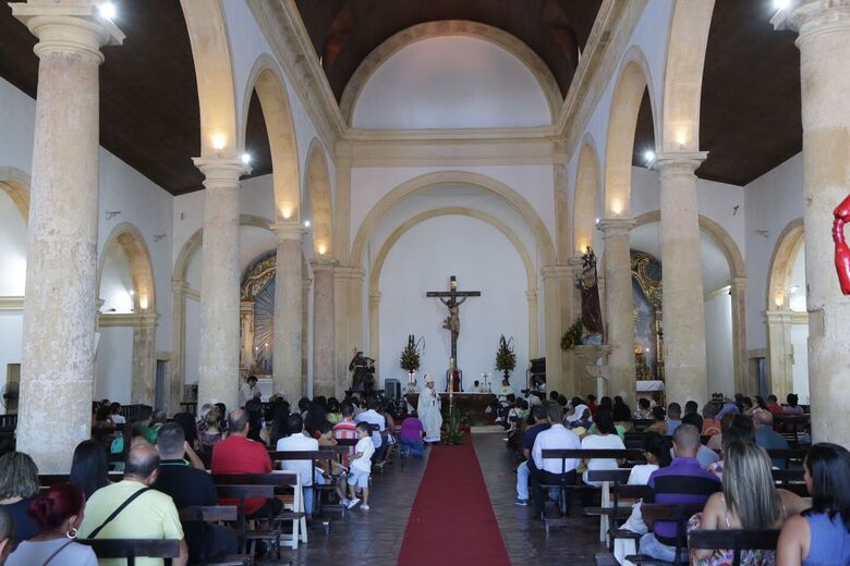 Dom Paulo Jackson celebra 1ª Missa de Páscoa como arcebispo de Olinda e Recife (Foto: Arthur Mota/Folha de Pernambuco)
