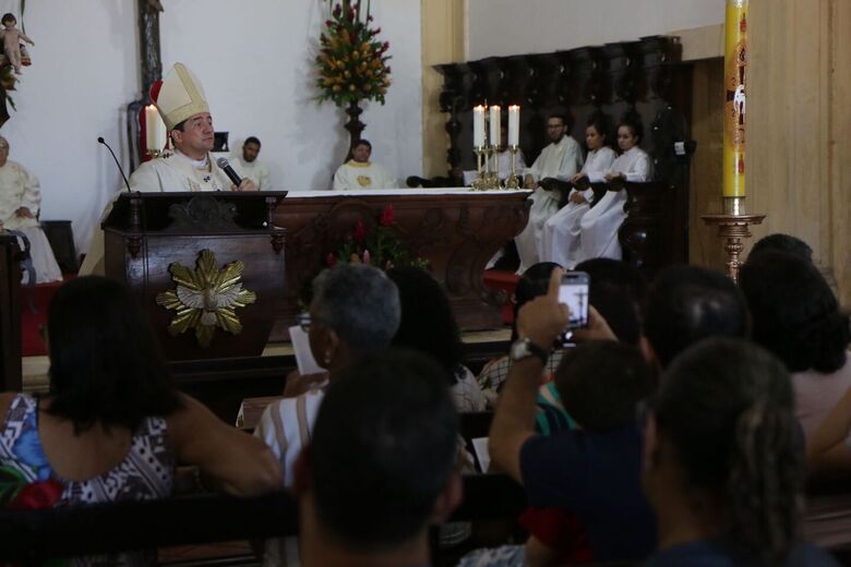 Dom Paulo Jackson celebra 1ª Missa de Páscoa como arcebispo de Olinda e Recife (Foto: Arthur Mota/Folha de Pernambuco)