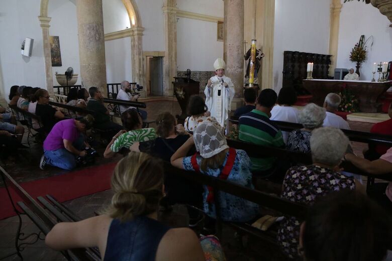 Dom Paulo Jackson celebra 1ª Missa de Páscoa como arcebispo de Olinda e Recife (Foto: Arthur Mota/Folha de Pernambuco)