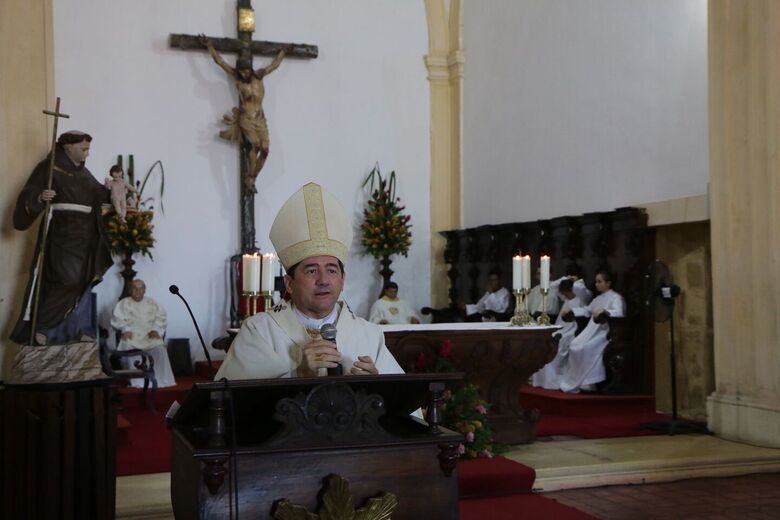 Dom Paulo Jackson celebra 1ª Missa de Páscoa como arcebispo de Olinda e Recife (Foto: Arthur Mota/Folha de Pernambuco)
