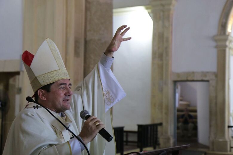Dom Paulo Jackson celebra 1ª Missa de Páscoa como arcebispo de Olinda e Recife (Foto: Arthur Mota/Folha de Pernambuco)