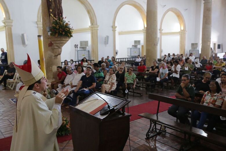 Dom Paulo Jackson celebra 1ª Missa de Páscoa como arcebispo de Olinda e Recife (Foto: Arthur Mota/Folha de Pernambuco)