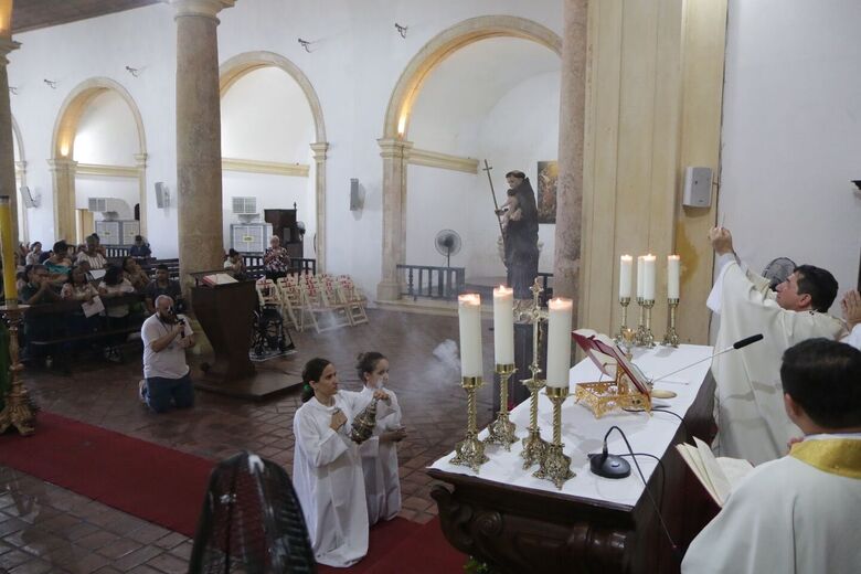 Dom Paulo Jackson celebra 1ª Missa de Páscoa como arcebispo de Olinda e Recife (Foto: Arthur Mota/Folha de Pernambuco)