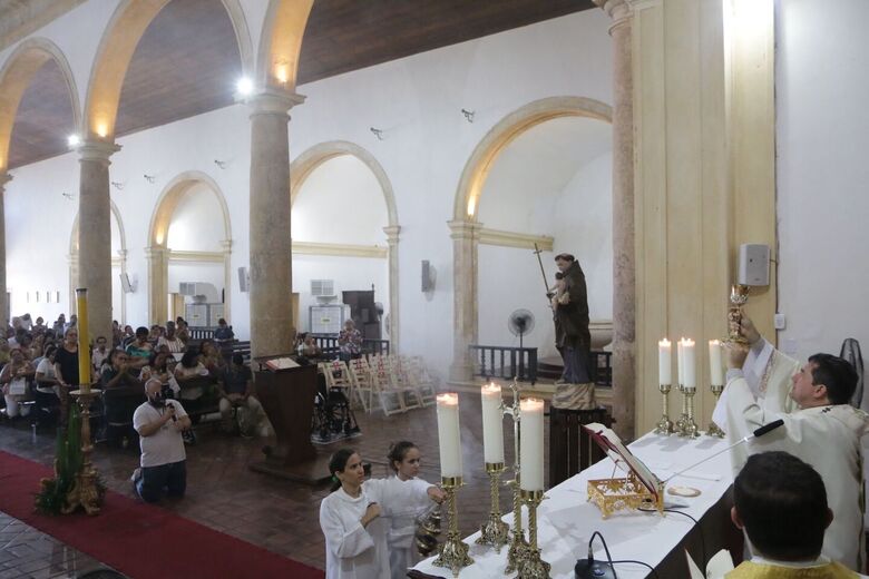 Dom Paulo Jackson celebra 1ª Missa de Páscoa como arcebispo de Olinda e Recife (Foto: Arthur Mota/Folha de Pernambuco)