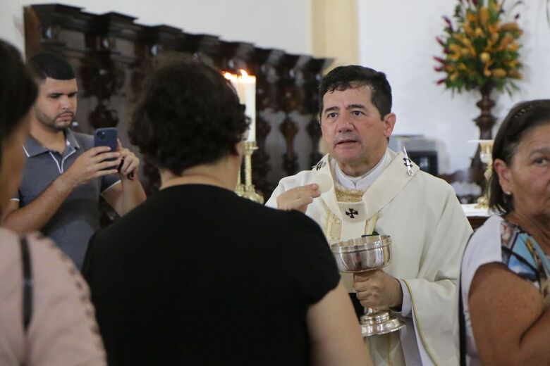 Dom Paulo Jackson celebra 1ª Missa de Páscoa como arcebispo de Olinda e Recife (Foto: Arthur Mota/Folha de Pernambuco)