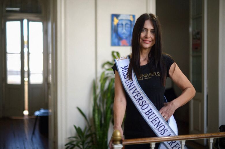 Alejandra Rodríguez, argentina de 60 anos vence concurso de beleza e quer disputar o Miss Universo // Foto: Marcos Gomez/AFP