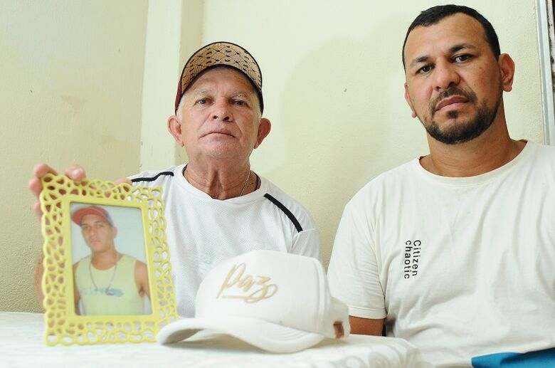 José Paulo e Tiago Valdevino, pai e tio, respectivamente, de Paulo Ricardo
