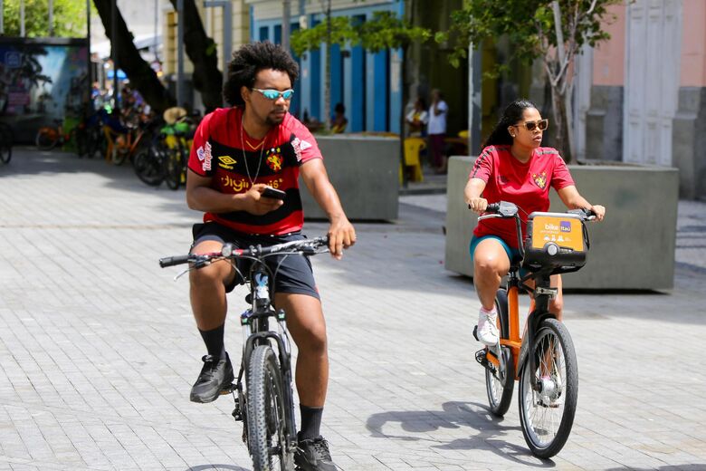 Torcedores no Marco Zero, no Recife. Foto: Alexandre Aroeira /Folha de Pernambuco.