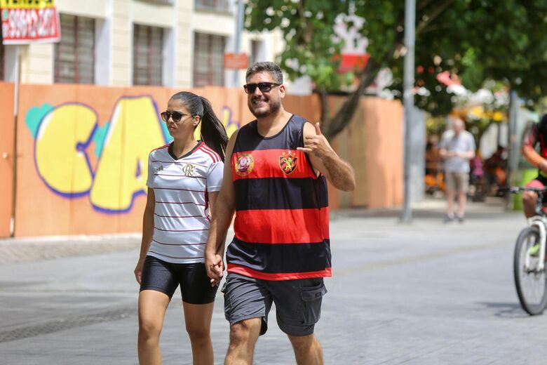 Torcedores do Sport nas ruas do Marco Zero, no Recife. Foto: Alexandre Aroeira /Folha de Pernambuco.