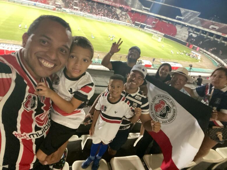 Com incentivo do pai, Thiaguinho torce para o Santa Cruz desde que nasceu. Foto: Arquivo pessoal