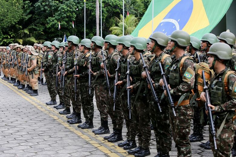 Solenidade alusiva ao 376º aniversário do Exército Brasileiro, CMNE.//Foto: Alexandre Aroeira/Folha de Pernambuco.