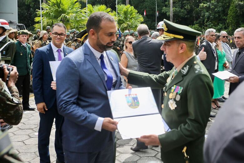Solenidade alusiva ao 376º aniversário do Exército Brasileiro, CMNE.//Foto: Alexandre Aroeira/Folha de Pernambuco.