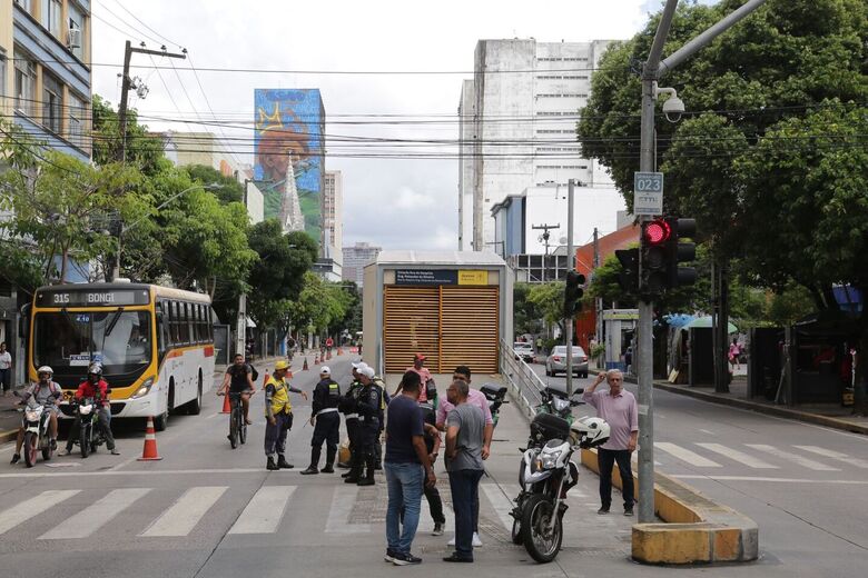 Av. Conde da Boa Vista, na altura da Estação de BRT Rua do Hospício, será interditada para substituição de placas. Previsão é de que as obras durem até 60 dias. Foto: Arthur Mota/Folha de Pernambuco