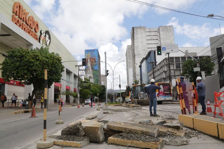 Av. Conde da Boa Vista, na altura da Estação de BRT Rua do Hospício, será interditada para substituição de placas. Previsão é de que as obras durem até 60 dias. Foto: Arthur Mota/Folha de Pernambuco