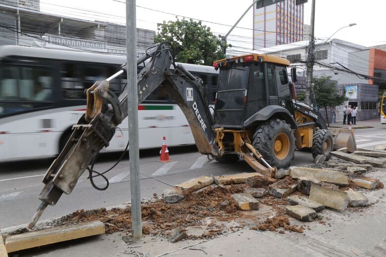 Av. Conde da Boa Vista, na altura da Estação de BRT Rua do Hospício, será interditada para substituição de placas. Previsão é de que as obras durem até 60 dias. Foto: Arthur Mota/Folha de Pernambuco