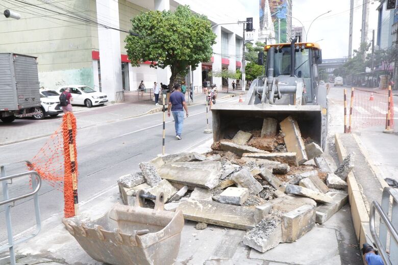 Av. Conde da Boa Vista, na altura da Estação de BRT Rua do Hospício, será interditada para substituição de placas. Previsão é de que as obras durem até 60 dias. Foto: Arthur Mota/Folha de Pernambuco