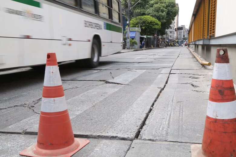 Av. Conde da Boa Vista, na altura da Estação de BRT Rua do Hospício, será interditada para substituição de placas. Previsão é de que as obras durem até 60 dias. Foto: Arthur Mota/Folha de Pernambuco