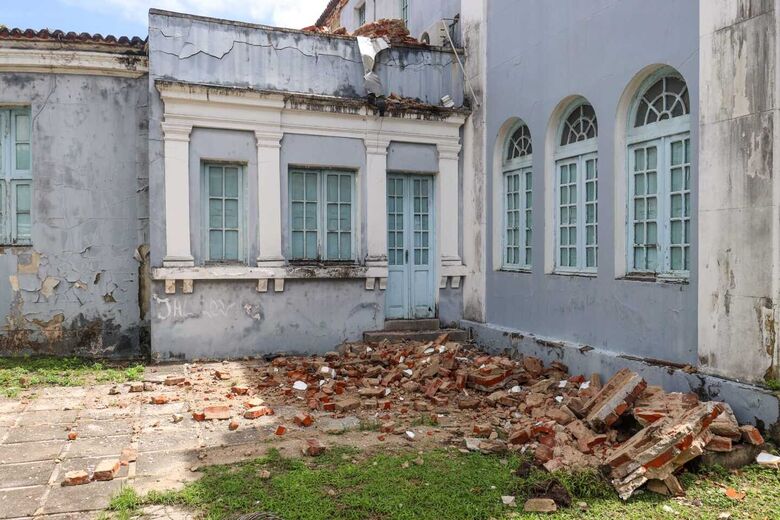 Prédio se encontra com diversas fissuras estruturais | Foto: Walli Fontenele/Folha de Pernambuco