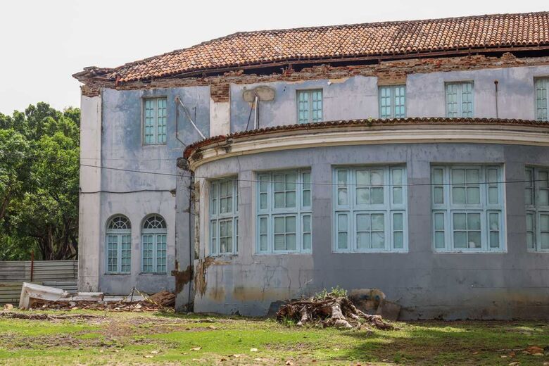 Prédio se encontra com diversas fissuras estruturais | Foto: Walli Fontenele/Folha de Pernambuco