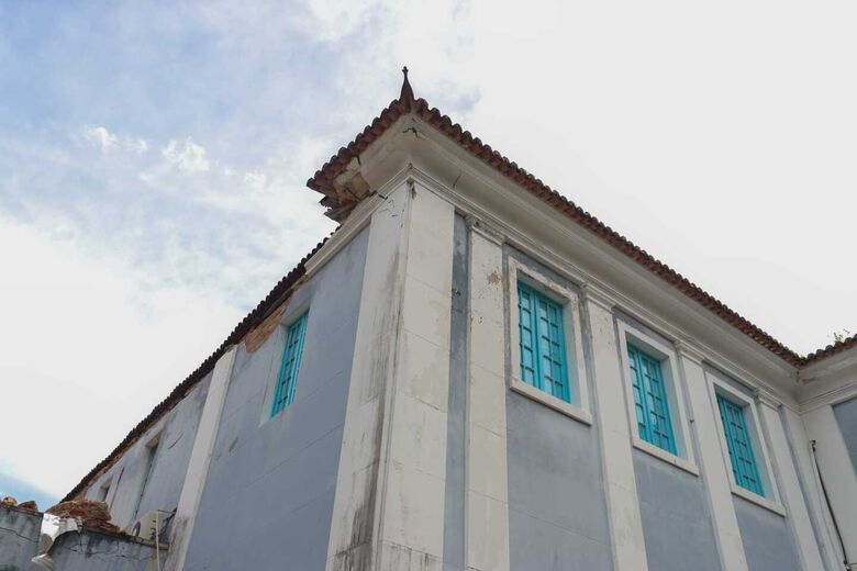 Prédio se encontra com diversas fissuras estruturais | Foto: Walli Fontenele/Folha de Pernambuco