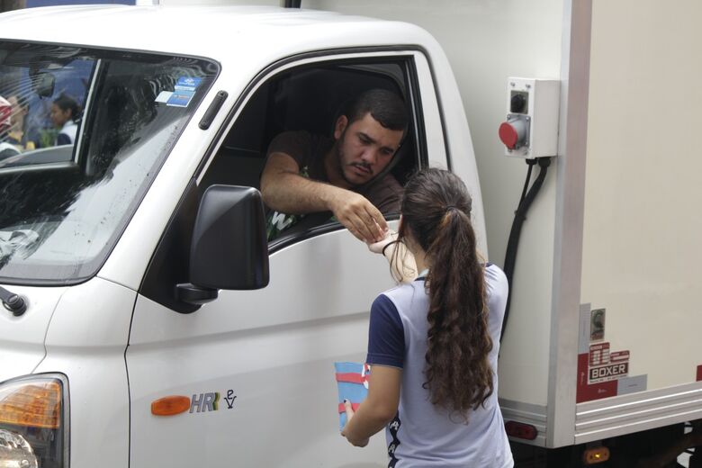 Estudantes do Recife fazem simulação de pedido de socorro de vítimas do Rio Grande do Sul. - Foto: Paulo André Pedrosa/Folha de Pernambuco