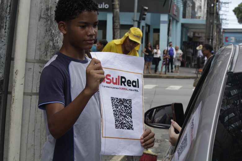Estudantes do Recife fazem simulação de pedido de socorro de vítimas do Rio Grande do Sul. - Foto: Paulo André Pedrosa/Folha de Pernambuco