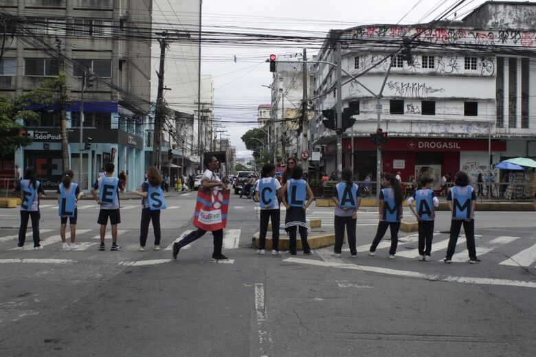Estudantes do Recife fazem simulação de pedido de socorro de vítimas do Rio Grande do Sul. - Foto: Paulo André Pedrosa/Folha de Pernambuco