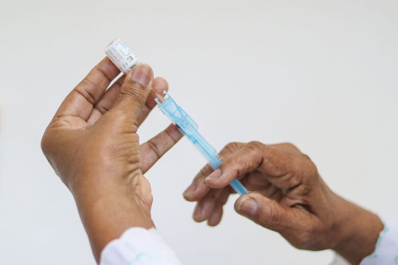 A Secretaria Estadual de Saúde (SES-PE) realiza, nesta quarta-feira (15), o Dia D de vacinação contra a dengue para o público de 10 a 14 anos. Foto: Walli Fontenele/Folha de Pernambuco