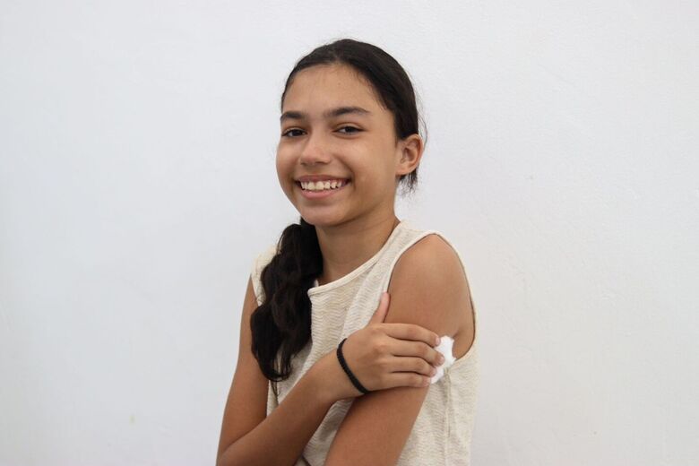 Luamar Vitória Aguiar dos Santos, de 12 anos, se imuniza no Dia D de vacinação contra a dengue para o público de 10 a 14 anos. Foto: Walli Fontenele/Folha de Pernambuco