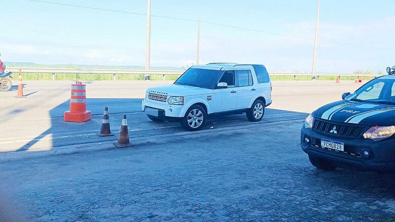 Casal é detido pela PRF com carro de luxo de apropriação irregular, cocaína e LSD na BR-101, na RMR.
Foto: Divulgação/PRF