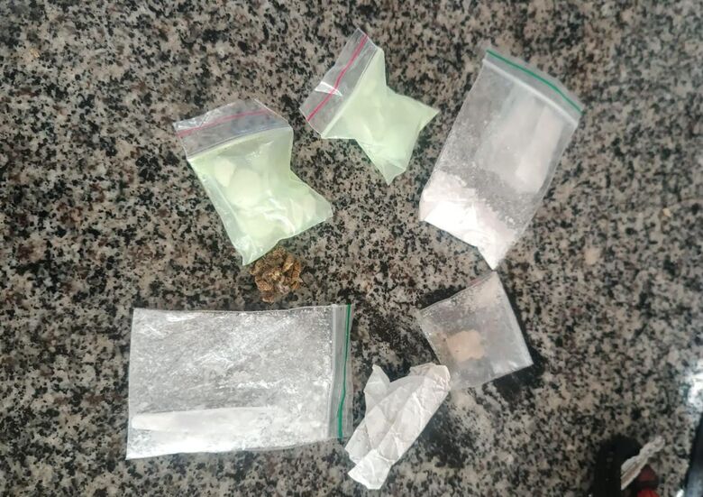 Casal é detido pela PRF com carro de luxo de apropriação irregular, cocaína e LSD na BR-101, na RMR.
Foto: Divulgação/PRF