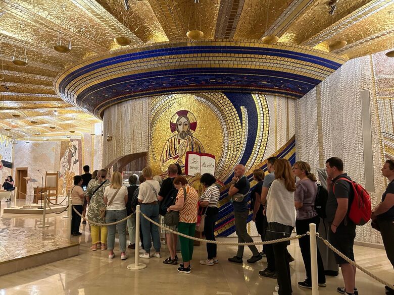 Fiéis fazem fila para rezar e ver o corpo de Padre Pio. Na cripta Igreja de Santa Maria delle Grazie eles depositam pedidos diante do corpo (Foto: Leusa Santos/Folha de Pernambuco)