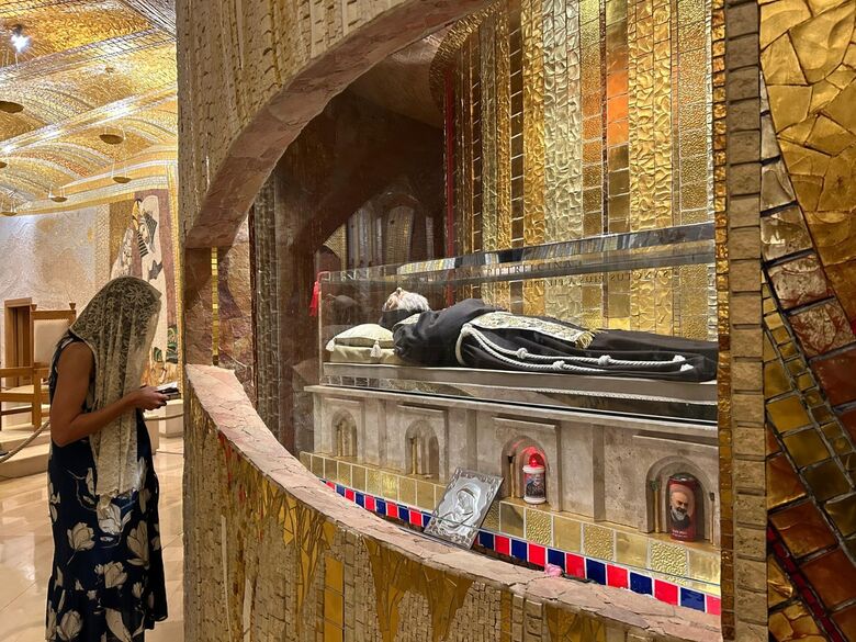 Fiéis fazem fila para rezar e ver o corpo de Padre Pio. Na cripta Igreja de Santa Maria delle Grazie eles depositam pedidos diante do corpo (Foto: Leusa Santos/Folha de Pernambuco)