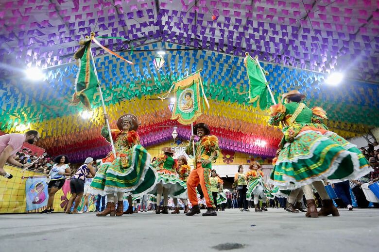 Procissão das Bandeiras Juninas no Pavilhão das Quadrilhas - Foto: Alexandre Aroeira/Folha de Pernambuco