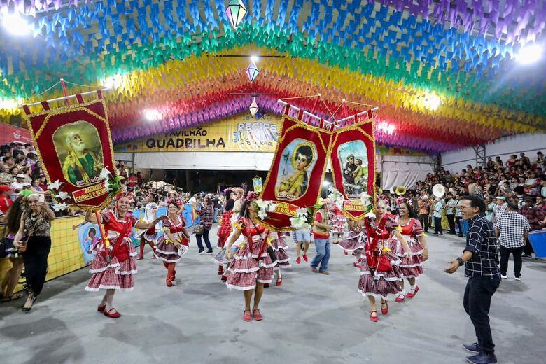 Procissão das Bandeiras Juninas no Pavilhão das Quadrilhas - Foto: Alexandre Aroeira/Folha de Pernambuco