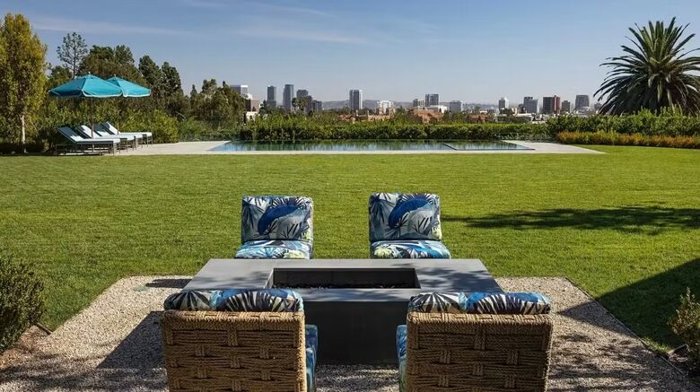 Área aberta de mansão de Jennifer Lopez e Ben Affleck tem piscina com vista da cidade Los Angeles (Foto: Divulgação)