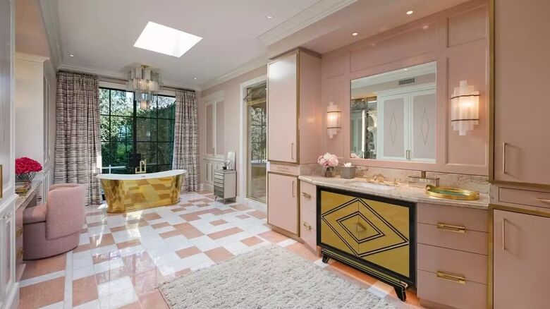 Um dos banheiros (são dois) da suíte principal da mansão de Jennifer Lopez e Ben Affleck (Foto: Divulgação)