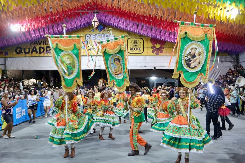 Procissão das Bandeiras Juninas no Pavilhão das Quadrilhas - Foto: Alexandre Aroeira/Folha de Pernambuco
