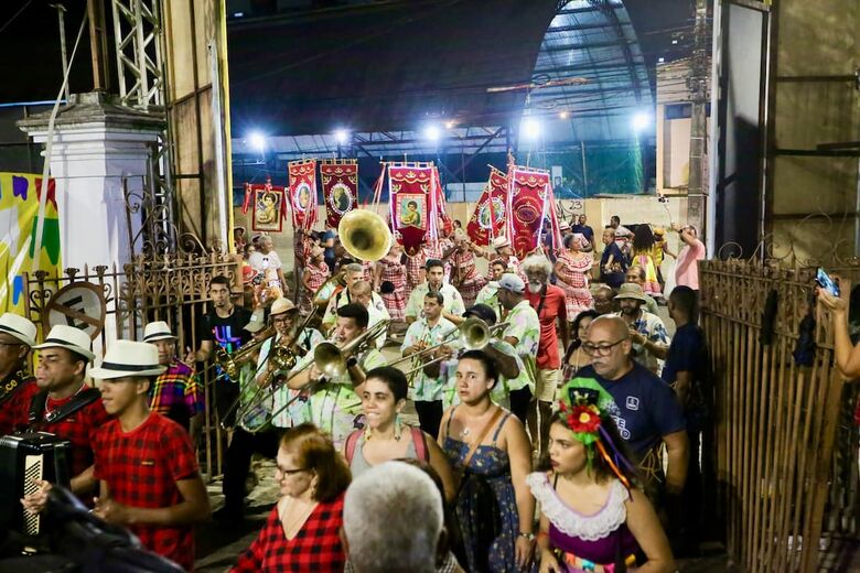 Procissão das Bandeiras Juninas chega ao Sítio Trindade - Foto: Alexandre Aroeira/Folha de Pernambuco