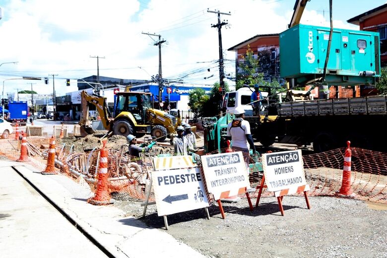 Compesa suspende obra emergencial de esgoto no Ipsep à pedido de comerciantes da área, devido ao período junino. As atividades devem ser retomadas na terça-feira (25).
Foto: Aluísio Moreira/Compesa